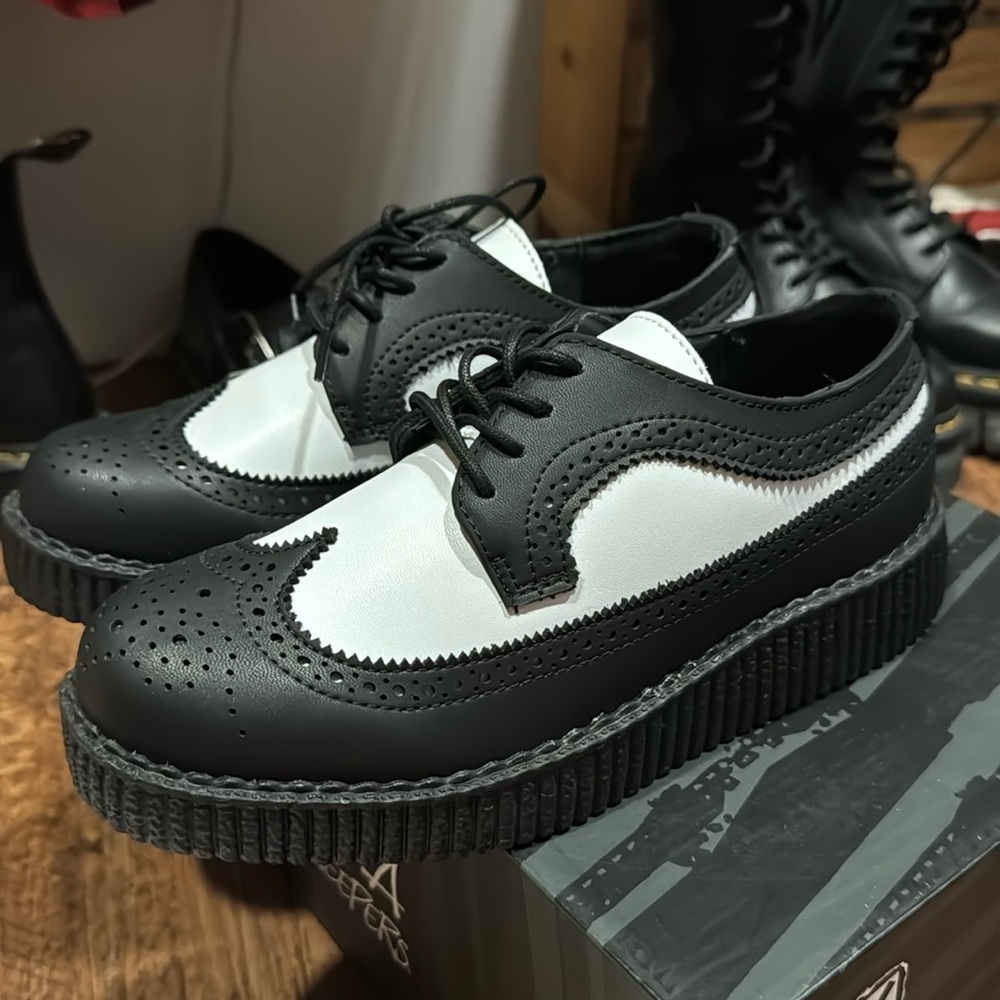 Black & White Wingtip TUK Viva Low Creeper